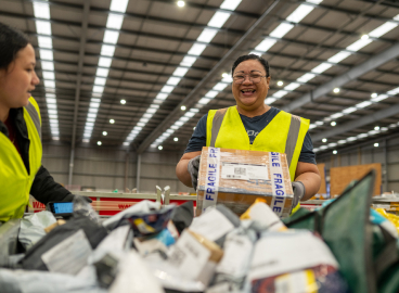 Person managing parcels in the delivery centre